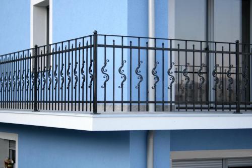 Balcony railings